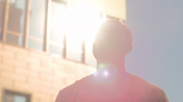 아프리카계 미국인 남자는 손바닥 용서에 햇빛에 실루엣에서 축복을 도움을 하나님을 — 비디오