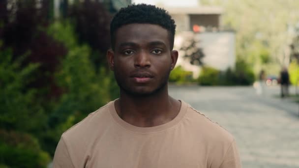 Emocional Hombre Afroamericano Sorprendido Cara Sorprendida Biracial Étnica Maravilla Sorprendido — Vídeo de stock