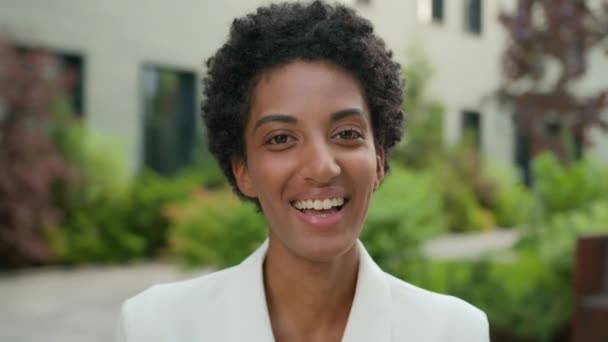 アフリカ系アメリカ人のビジネスウーマンが喜んで笑い 興奮笑い 幸せな女性の雇用主起業家ワーカーの学生ガールポジティブなケアフリー陽気な陽気な陽気なビジネス女性 — ストック動画