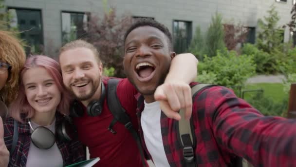 Sokszínű Multiracionális Főiskolai Egyetemi Barátok Boldog Csoport Multietnikus Emberek Tizenévesek — Stock videók