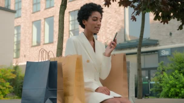 Стильна Модна Афроамериканська Жінка Покупка Покупець Дівчина Жіночий Клієнт Місті — стокове відео