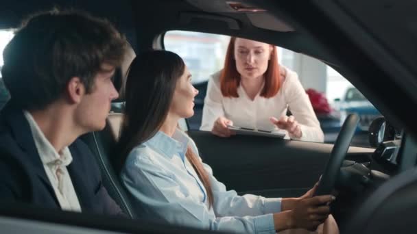 Kaukaski Wesoły Małżeństwo Siedzi Wymarzonym Nowym Samochodzie Słuchanie Porad Kobiet — Wideo stockowe