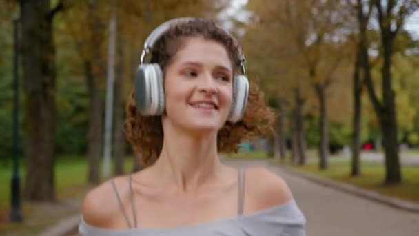 Gülümseyen Kaygısız Pozitif Mutlu Beyaz Kadın Koşucu Parkta Koşan Kulaklıkla — Stok video
