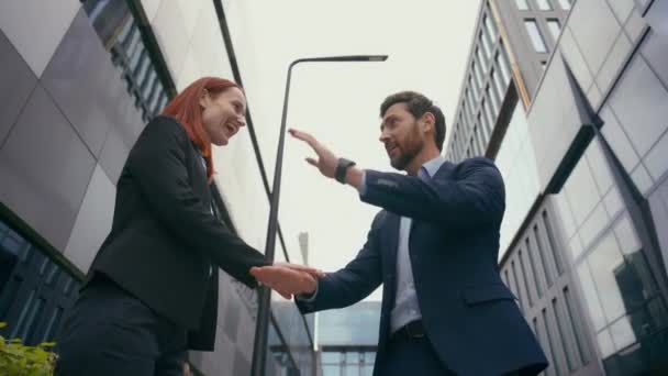 Gelukkige Succesvolle Glimlach Kaukasische Zakenmensen Stapelen Handen Samen Verenigde Werknemers — Stockvideo