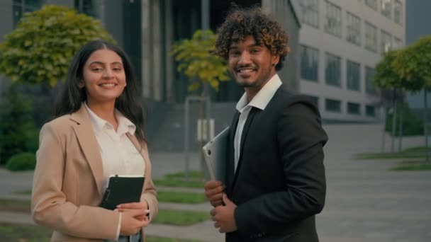 Індійський Бізнесмен Арабська Бізнес Партнери Колеги Люди Посміхаючись Дивитися Камерне — стокове відео