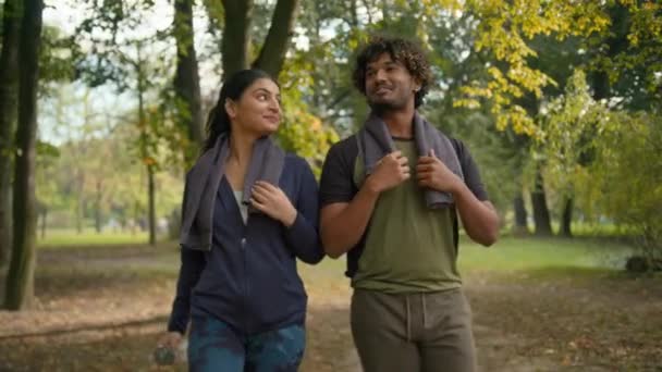 アラビアの女性とインドの男 ガールフレンド ガールフレンド トレーニングを実行した後一緒に歩く トレーニング スポーツ トレーニング フレンドリー コミュニケーション — ストック動画