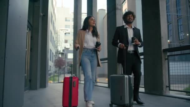インドのアラビアのビジネスパートナー 同僚の同僚 労働者ビジネスマンおよびビジネスマンの乗客 コーヒー カップのトークを保持しているビジネスマン 都市で歩く荷物の旅行袋のスーツケース — ストック動画