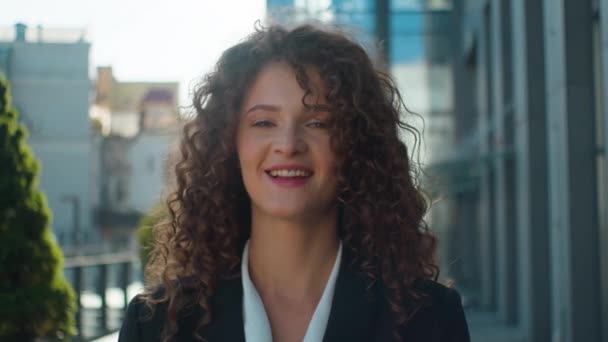 Sorrindo Caucasiano Jovem Mulher Olhando Para Câmera Fora Rua Sentir — Vídeo de Stock