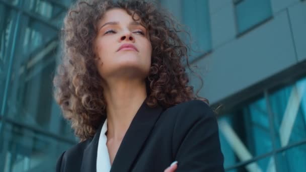 Retrato Pensativo Sério Caucasiano Mulher Negócios Pensando Cidade Livre Pensativo — Vídeo de Stock
