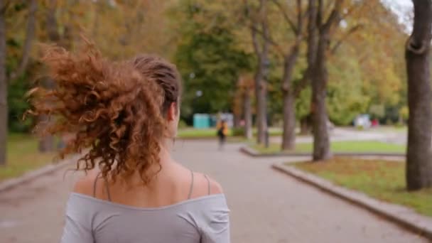 Powrót Widok Jogger Kobieta Biegacz Dziewczyna Kręconymi Włosami Cieszyć Się — Wideo stockowe