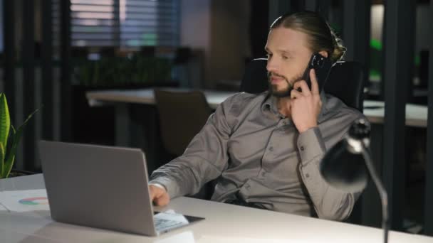 Homem Negócios Caucasiano Escritório Noite Laptop Trabalho Falando Chamada Telefônica — Vídeo de Stock