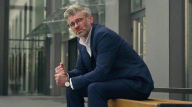 Stresli orta yaşlı Kafkasyalı iş adamı üzgün, endişeli, kaygılı, başarısızlığı, olgun, aşırı çalışan, aşırı çalışan, şehir dışından gelen yorgun işadamı.