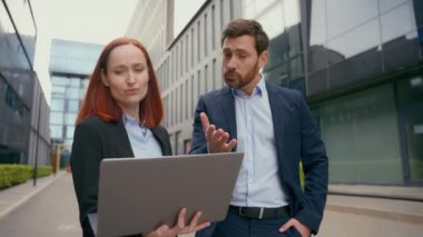 Kafkasyalı iş adamı patron, internet hatasını gösteren kadın çalışanı azarlıyor. Kötü çalışma sonucu şirket lideri, şehirdeki bilgisayar arızasını azarlayan dizüstü bilgisayardan memnun değil.