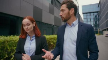 Kafkasyalı temsilci işadamı girişimci iş kadını yönetici iş iletişimi ile iş anlaşmasını şehir ofisinde birlikte yürüyen şirket ortaklarını tartışın