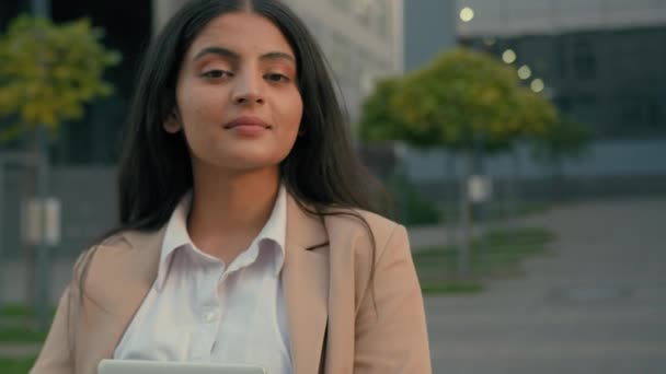 印度女学生正规阿拉伯商业女雇主女企业家经理工人实习生女企业家女执行官拿着数码平板电脑在市中心的肖像上对着镜头微笑 — 图库视频影像