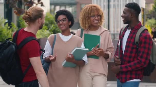 多种族学生多族裔朋友非洲裔美国妇女白人女学生大学校园室外谈话课后学习用手机拍摄自拍视频 — 图库视频影像