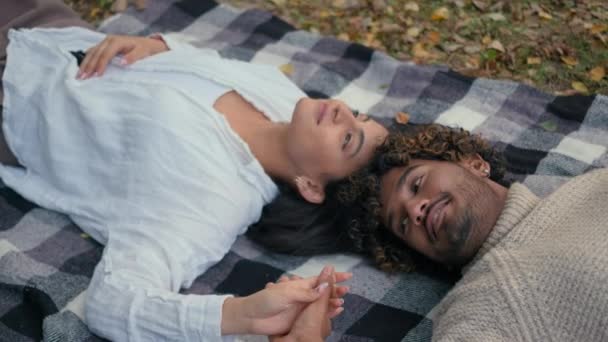 インド アラビア カップル ボーイフレンド ガールフレンド 横たわる リラックス リラックス 時間を 楽しむ — ストック動画