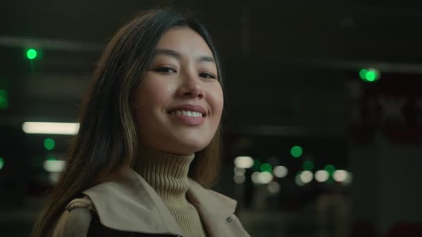 アジアのおかしな幸せな民族20代女性は暗い夜の駐車場で笑っているカメラを見て楽しいかわいい女の子 若い中国の韓国語 日本語 アジアの女性 楽しい笑い笑い笑顔の笑顔歯科ケア — ストック動画
