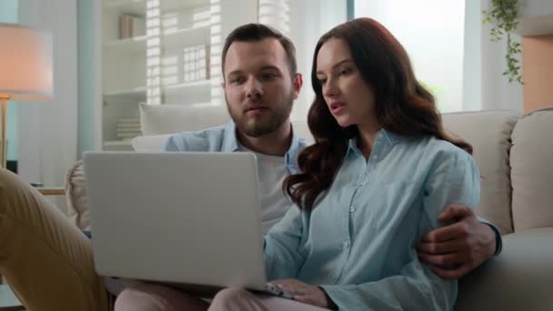Glückliches Junges Paar Nutzt Laptop Für Commerce Online Shopping Mit — Stockvideo