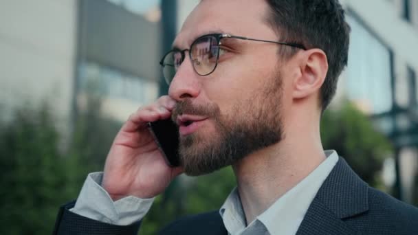 Close Kavkazský Podnikatel Dospělý Úspěšný Podnikatel Ceo Investor Mluví Smartphone — Stock video