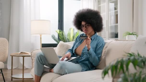 African American Poważny Klient Kobieta Kupująca Użytkowniczka Kobieta Zakupy Laptopem — Wideo stockowe
