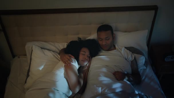 Calma Tranquila Noche Casa Dormitorio Durmiendo Afroamericano Pareja Familia Novio — Vídeo de stock