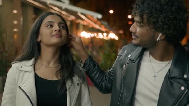 Hintli Adam Arap Kadına Kablosuz Kulaklık Veriyor Birlikte Müzik Dinliyor — Stok video