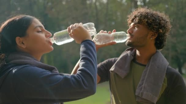 Indisches Arabisches Paar Trinkt Nach Fitnesstraining Freien Gesunden Sport Mann — Stockvideo
