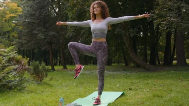 Kafkasyalı Sporcu Kadın Tek Ayak Üzerinde Duruyor Kalçasını Döndürüyor Kalçalarını — Stok video