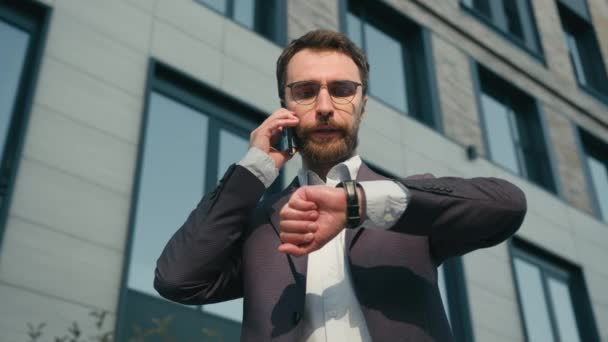 Geschäftige Erfolgreiche Erwachsene Geschäftsmann Kaukasischen Mann Gespräch Handy Smartphone Anruf — Stockvideo