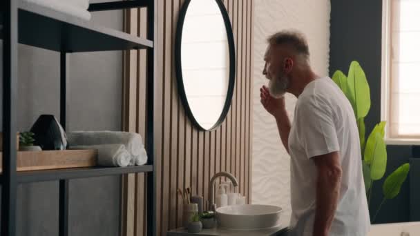 은퇴한 코카서스 성숙한 할아버지 화장실에서 머리카락도 머리카락 아름다움 일상적인 — 비디오