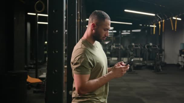 Amerikanische Latino Ethnischen Mann Browsing Smartphone Ernsthafte Athlet Fit Sport — Stockvideo