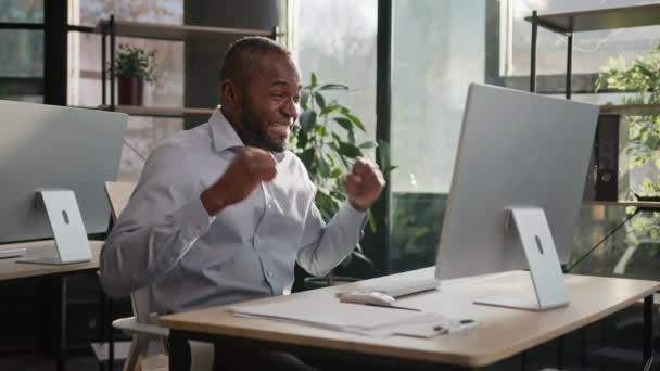 Afroamerykanin Dojrzały Mężczyzna Biznesmen Pracownik Zwycięzca Słonecznym Biurze Wpisując Klawiaturze — Wideo stockowe