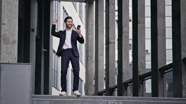 Успішний Щасливий Кавказький Чоловік Підприємець Читає Хороші Ділові Новини Телефону — стокове відео