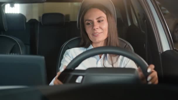 Szczęśliwy Kierowca Kaukaski Kobieta Kobieta Klient Nabywca Dziewczyna Siedzi Samochodzie — Wideo stockowe