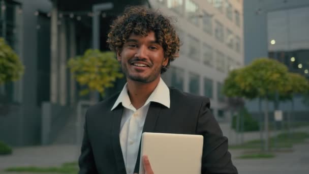 インドの男の学生正式なアラビアのビジネスマン男性起業家マネージャーワーカーインターンビジネスマン上司エグゼクティブエージェントは カメラで笑顔の街の肖像画でポーズデジタルタブレットを保持 — ストック動画