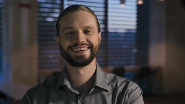 Kavkazský Usmívající Zubatý Muž 30S Šťastný Úsměv Podnikatel Malý Podnikatel — Stock video
