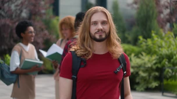 Heureux Caucasien Étudiant Guy Homme Mâle Écolier Dans Ville Plein — Video