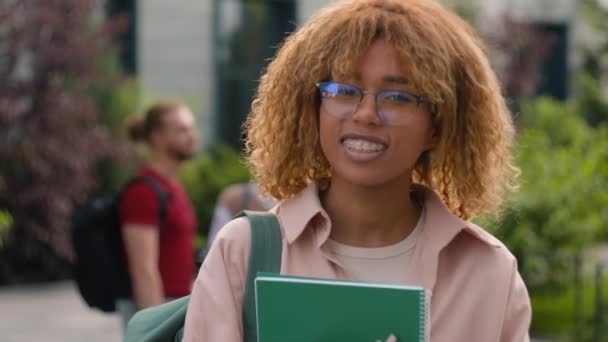 Gen Feliz Afroamericano Sonriente Estudiante Chica Sosteniendo Libro Libro Texto — Vídeo de stock