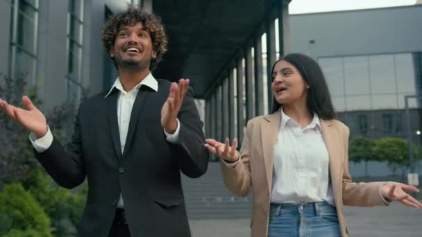 Due Felici Amichevoli Partner Commerciali Arabi Colleghi Colleghi Lavoro Indiani — Video Stock
