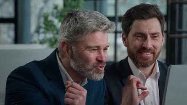 Δύο Χαμογελαστοί Επιτυχημένοι Καυκάσιοι Επιχειρηματίες Άνδρες Επιχειρηματίες Άνδρες Συνάδελφοι Αναζητούν — Αρχείο Βίντεο