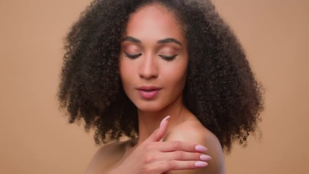 Schöne Hübsche Lächelnde Frau Afroamerikanerin Mit Weicher Hautpflege Attraktiv Weibliche — Stockvideo