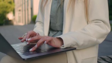 Yakın plan kadın elleri, laptopta beyaz kadın iş kadını yönetici serbest girişimci kadın şehir dışında bilgisayar uygulaması kullanarak uzaktan kumandalı iş kadını internette sohbet işi yapıyor.