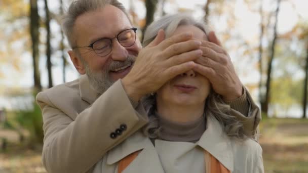 Starší Muž Překvapující Žena Podzimním Parku Zralý Manžel Zavírání Manželka — Stock video