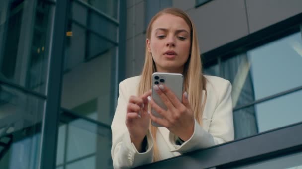 Pensive Nachdenkliche Kaukasische Geschäftsfrau Unternehmerin Geschäftsfrau Mädchen Angestellte Halten Telefon — Stockvideo