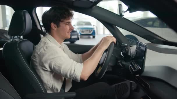Beyaz Tenli Müşteri Erkek Alıcı Yeni Lüks Bir Arabada Oturan — Stok video