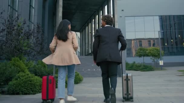 Ortaklarından Arkadaşlarından Yöneticilerden Yolculardan Kadınlarından Valizli Işadamlarından Şehir Havalimanında Beşlik — Stok video