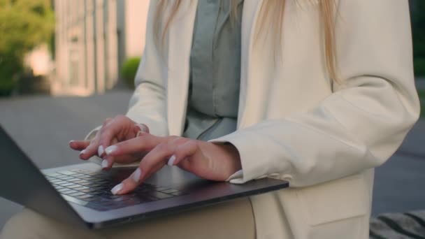 Κοντινό Πλάνο Θηλυκό Χέρια Δακτυλογράφηση Laptop Καυκάσιος Γυναίκα Επιχειρηματίας Διευθυντής — Αρχείο Βίντεο