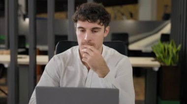 Ciddi ciddi Kafkas erkek işvereni şirket CEO 'su iş adamı ofiste dizüstü bilgisayarlı, arama problemi çözümü düşünen düşünceli, düşünceli, düşünceli, başka yöne bakan.