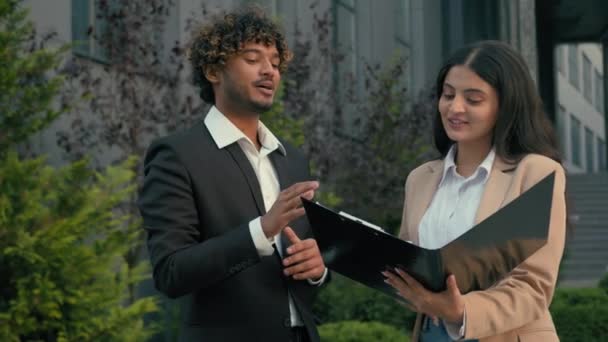 Boldog Mosolygós Elégedett Indiai Üzletember Arab Üzletasszony Üzleti Munkatársak Partnerek — Stock videók